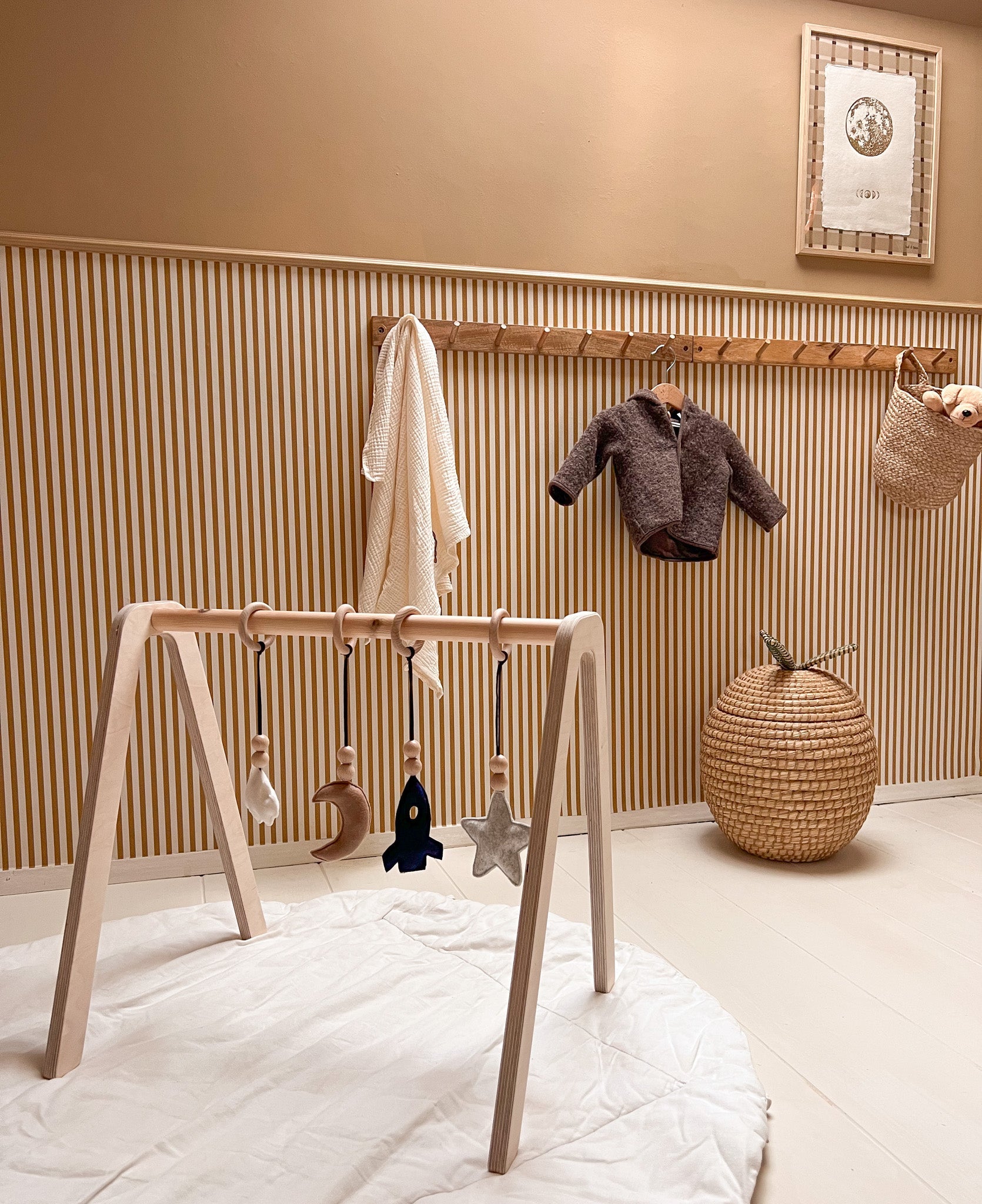 Holz Babygym | Massiver Holzspielbogen mit Raum hängespielzeuge - natur Spielbogen + Hängespielzeuge toddie.de
