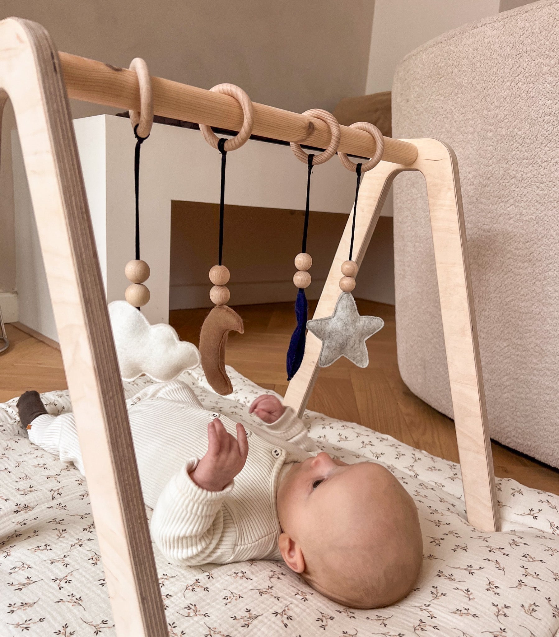 Holz Babygym | Massiver Holzspielbogen mit Raum hängespielzeuge - natur Spielbogen + Hängespielzeuge toddie.de