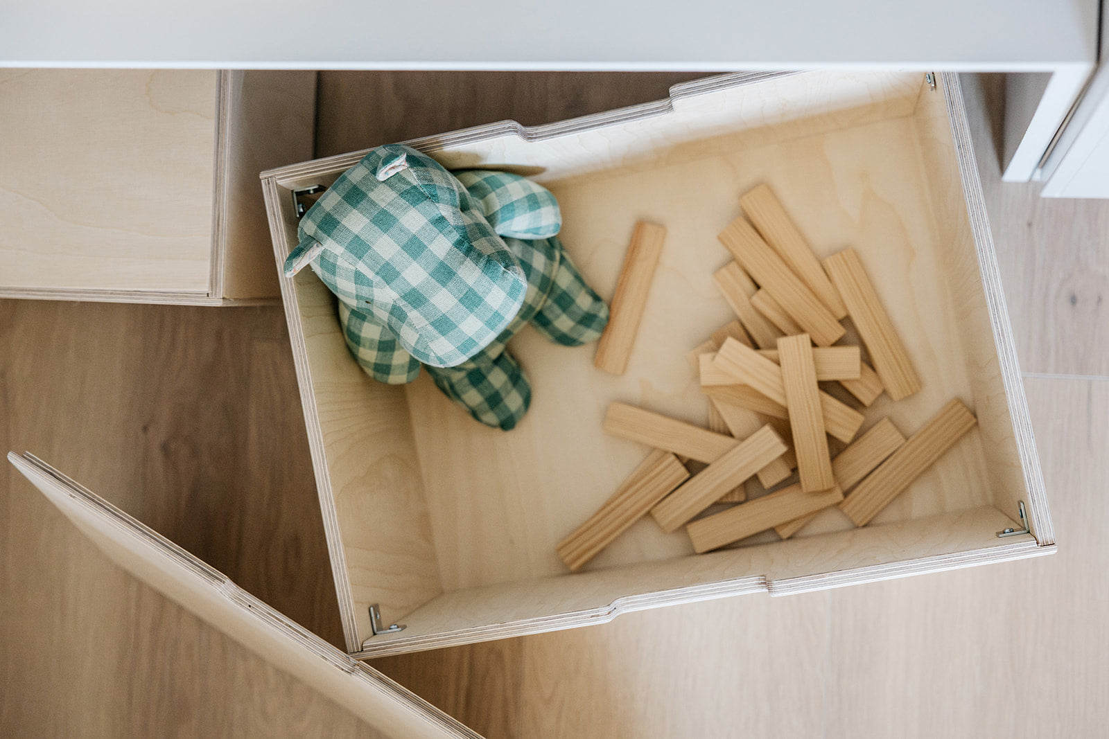 Montessori fahrende Aufbewahrungsbox mit Lenkrollen und Deckel - natur aufbe toddie.de ®