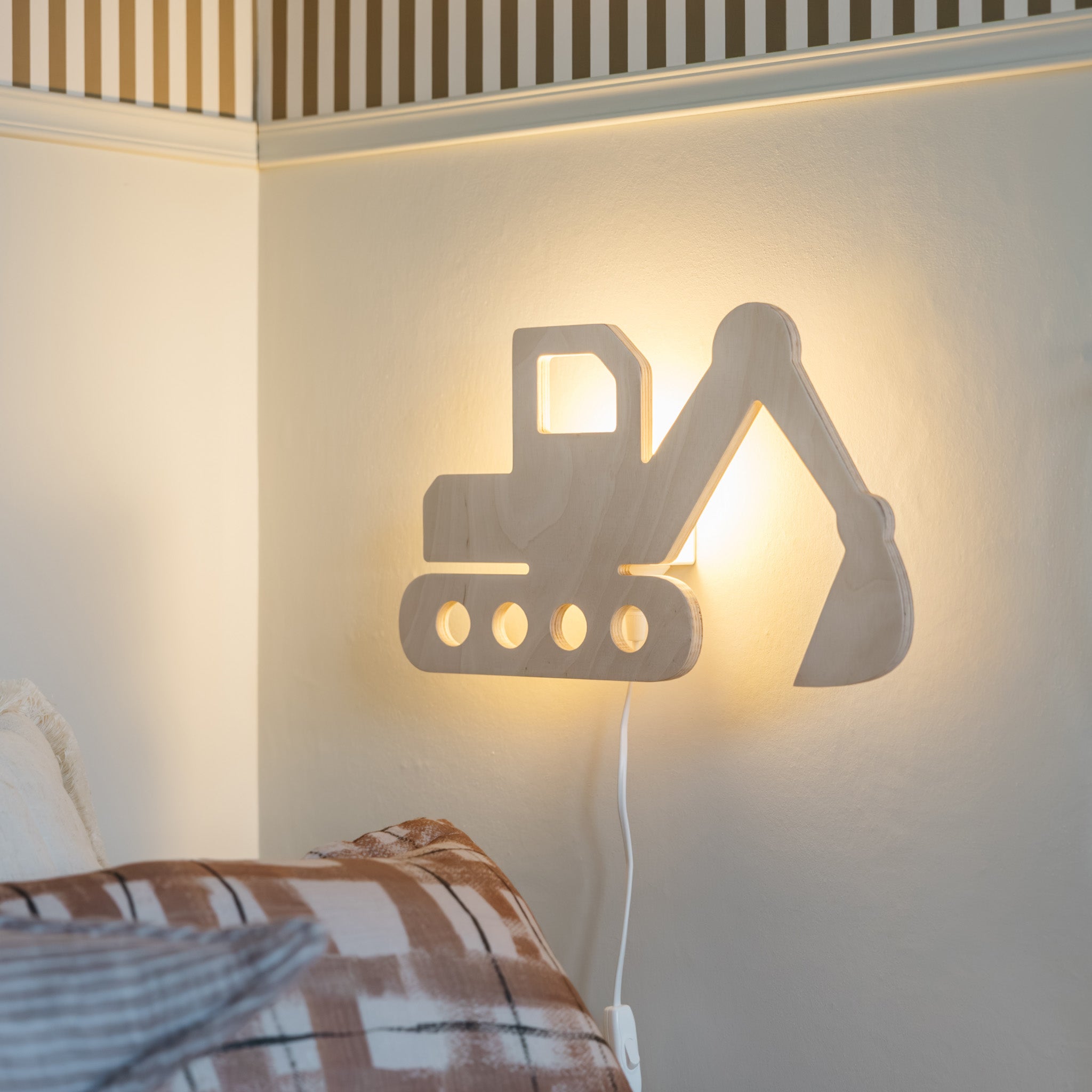 Hölzerne Wandleuchte Kinderzimmer | Bagger - natur Wandleuchte toddie.de