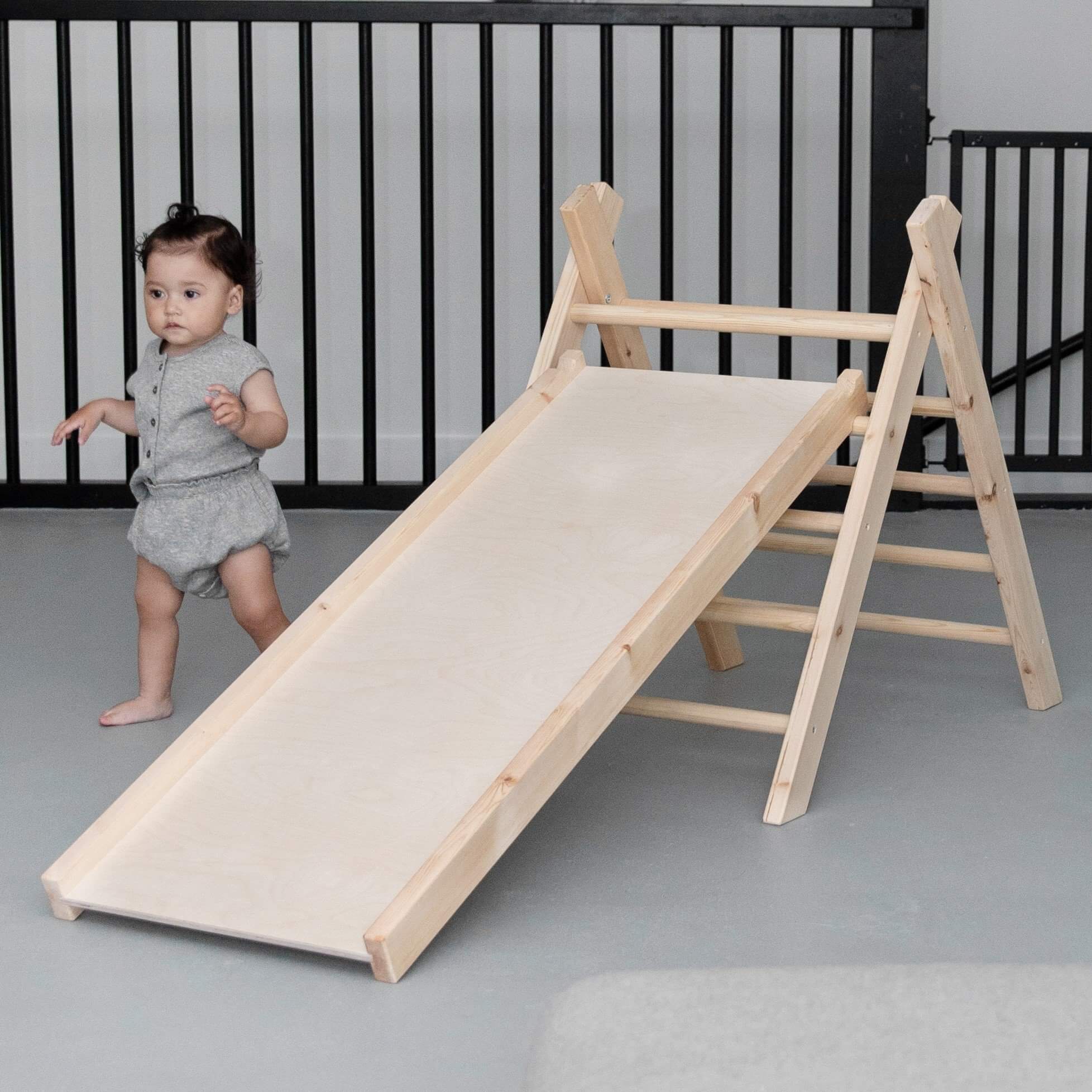 Hölzernes Klettergerüst | Faltbare Pikler Dreieck mit Rutsche - natur Kletterdreieck toddie.de