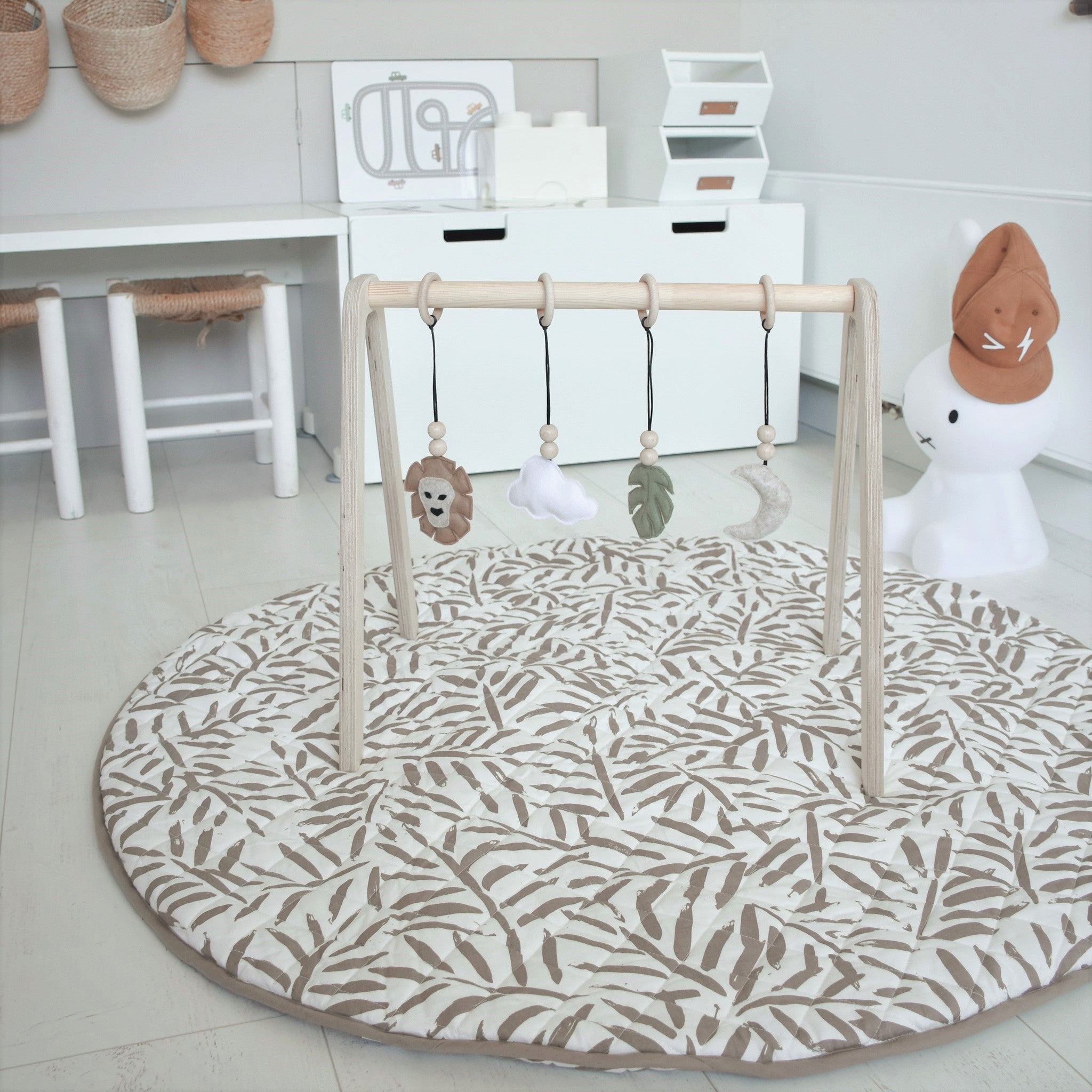 Holz Babygym | Massiver Holzspielbogen mit Dschungel hängespielzeuge - natur Spielbogen + Hängespielzeuge toddie.de