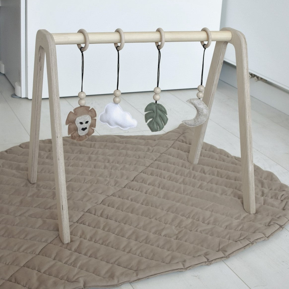 Holz Babygym | Massiver Holzspielbogen mit Dschungel hängespielzeuge - natur Spielbogen + Hängespielzeuge toddie.de