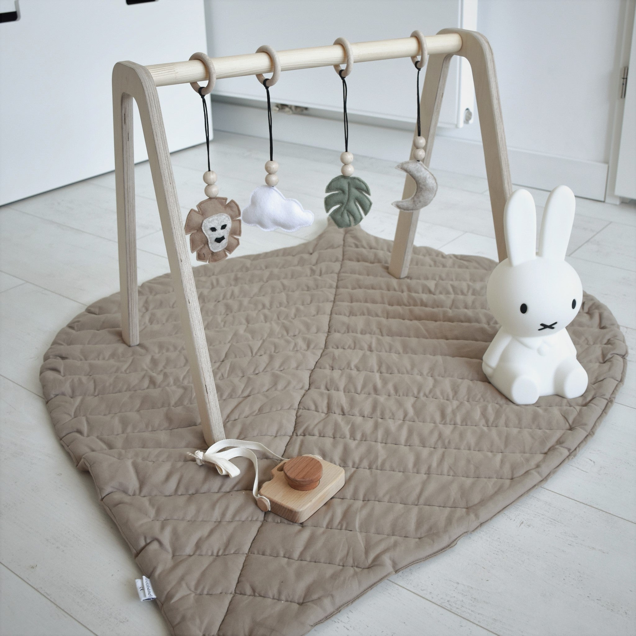 Holz Babygym | Massiver Holzspielbogen mit Dschungel hängespielzeuge - natur Spielbogen + Hängespielzeuge toddie.de