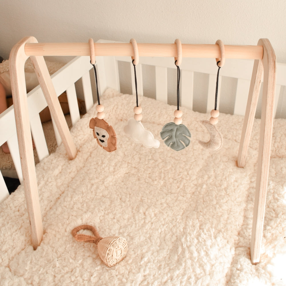 Holz Babygym | Massiver Holzspielbogen mit Dschungel hängespielzeuge - natur Spielbogen + Hängespielzeuge toddie.de