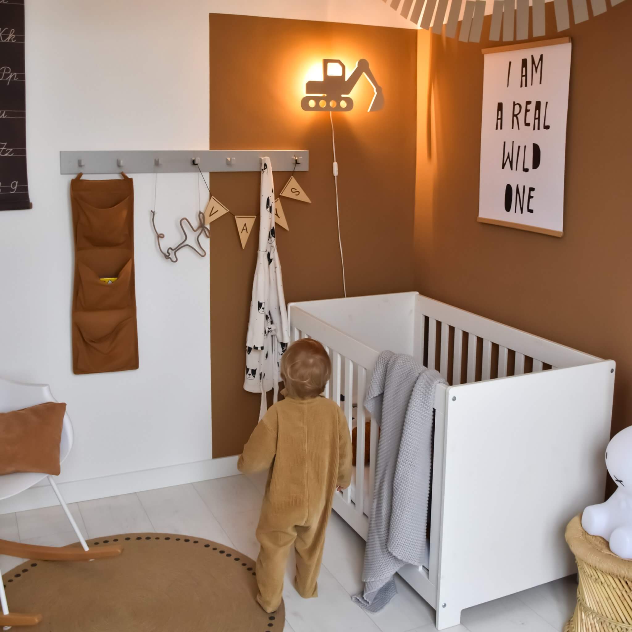 Hölzerne Wandleuchte Kinderzimmer | Bagger - natur Wandleuchte toddie.de