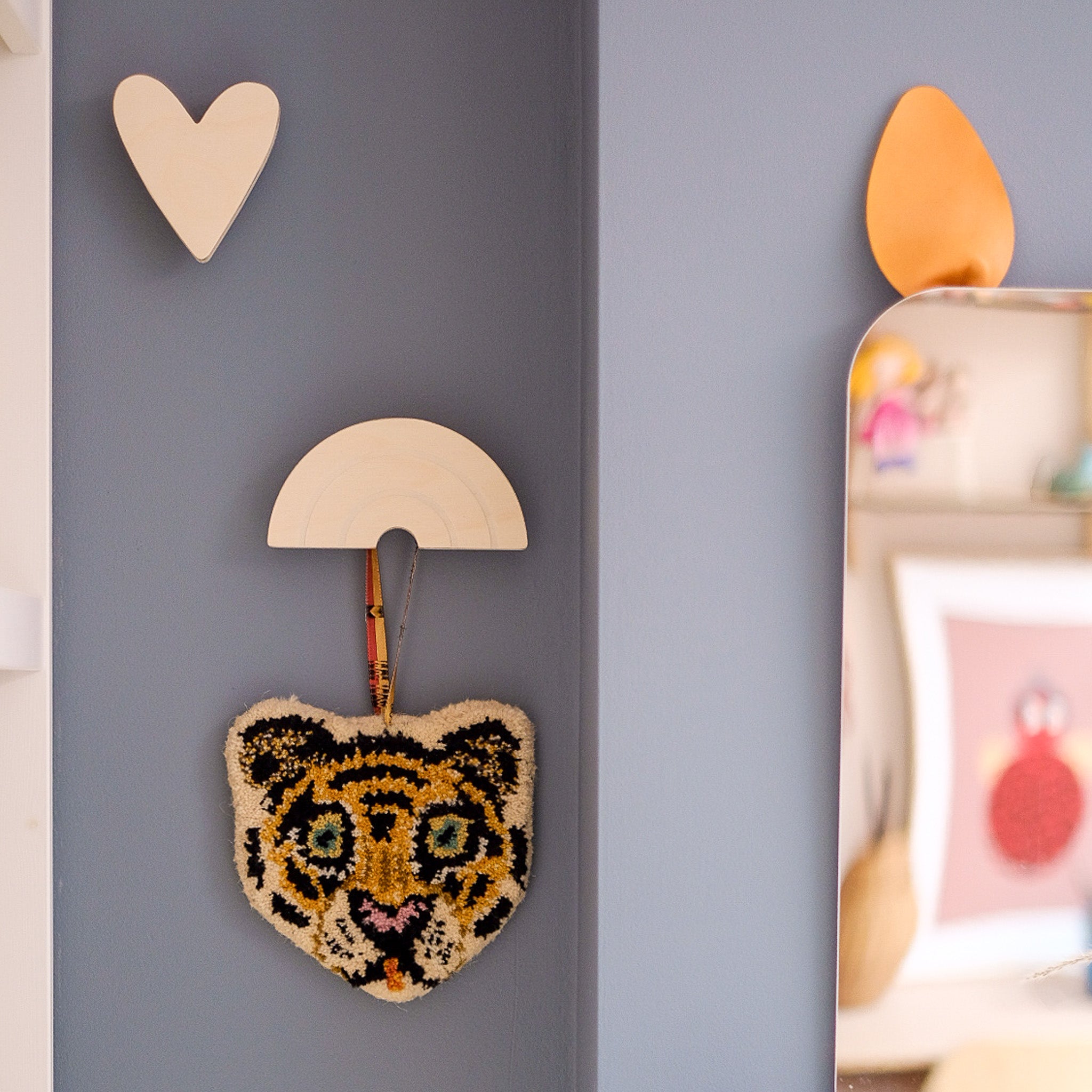 Hölzerne Wandhaken Kinderzimmer | Regenbogen und Herz - natur Wandhaken toddie.de