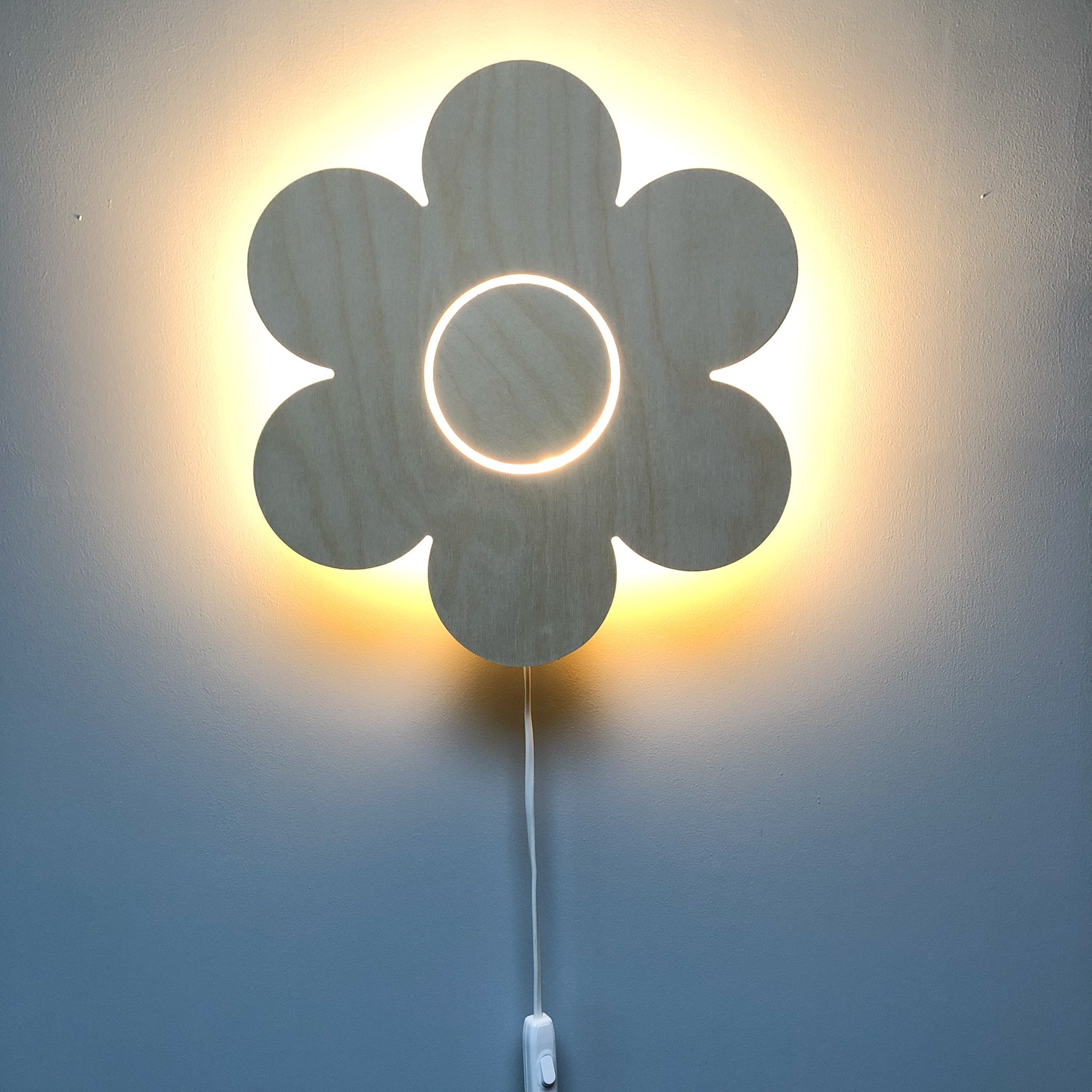 Hölzerne Wandlampe Kinderzimmer | Blume - natur Wandleuchte toddie.de