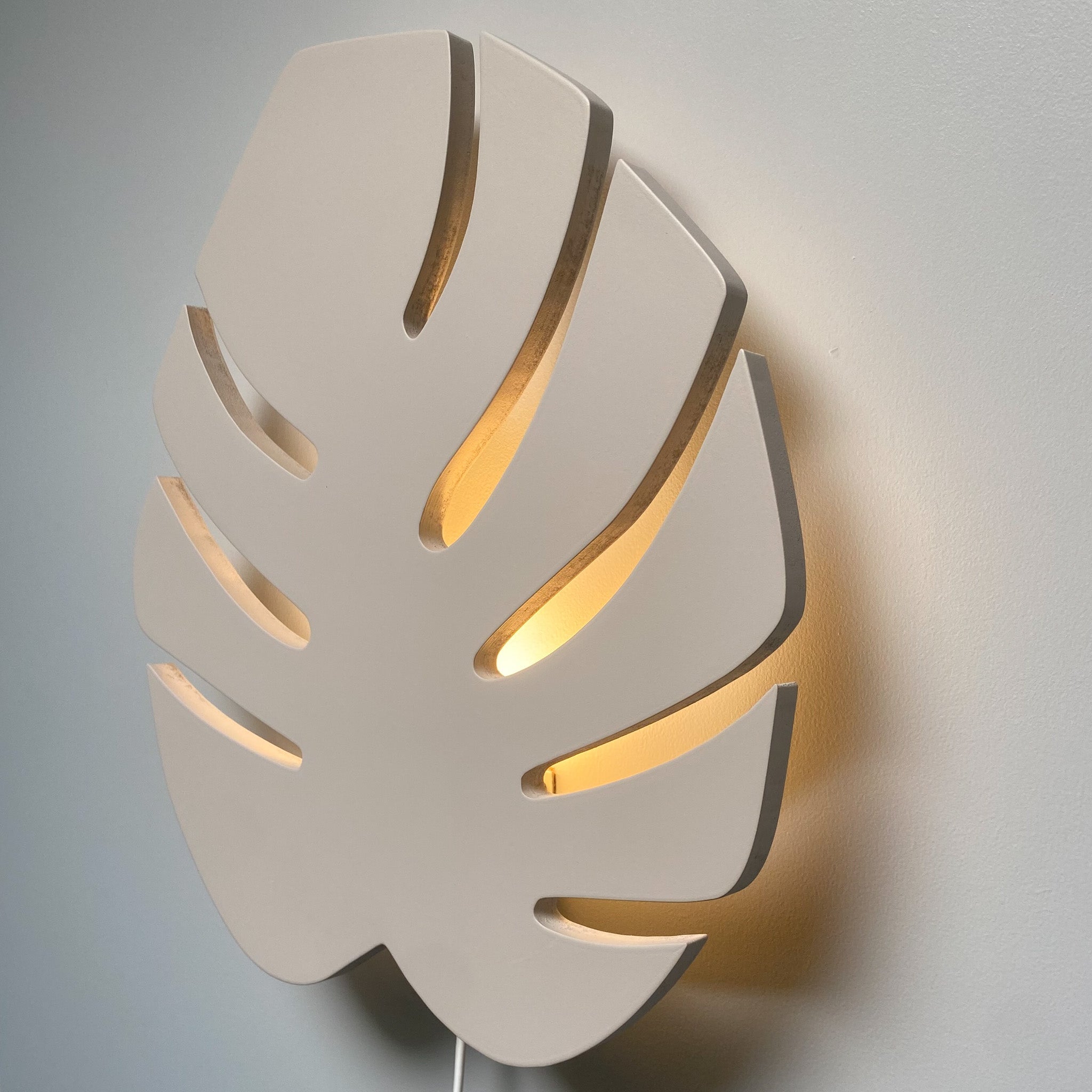 Hölzerne Wandleuchte Kinderzimmer | Monstera-Blatt - beige Wandleuchte toddie.de