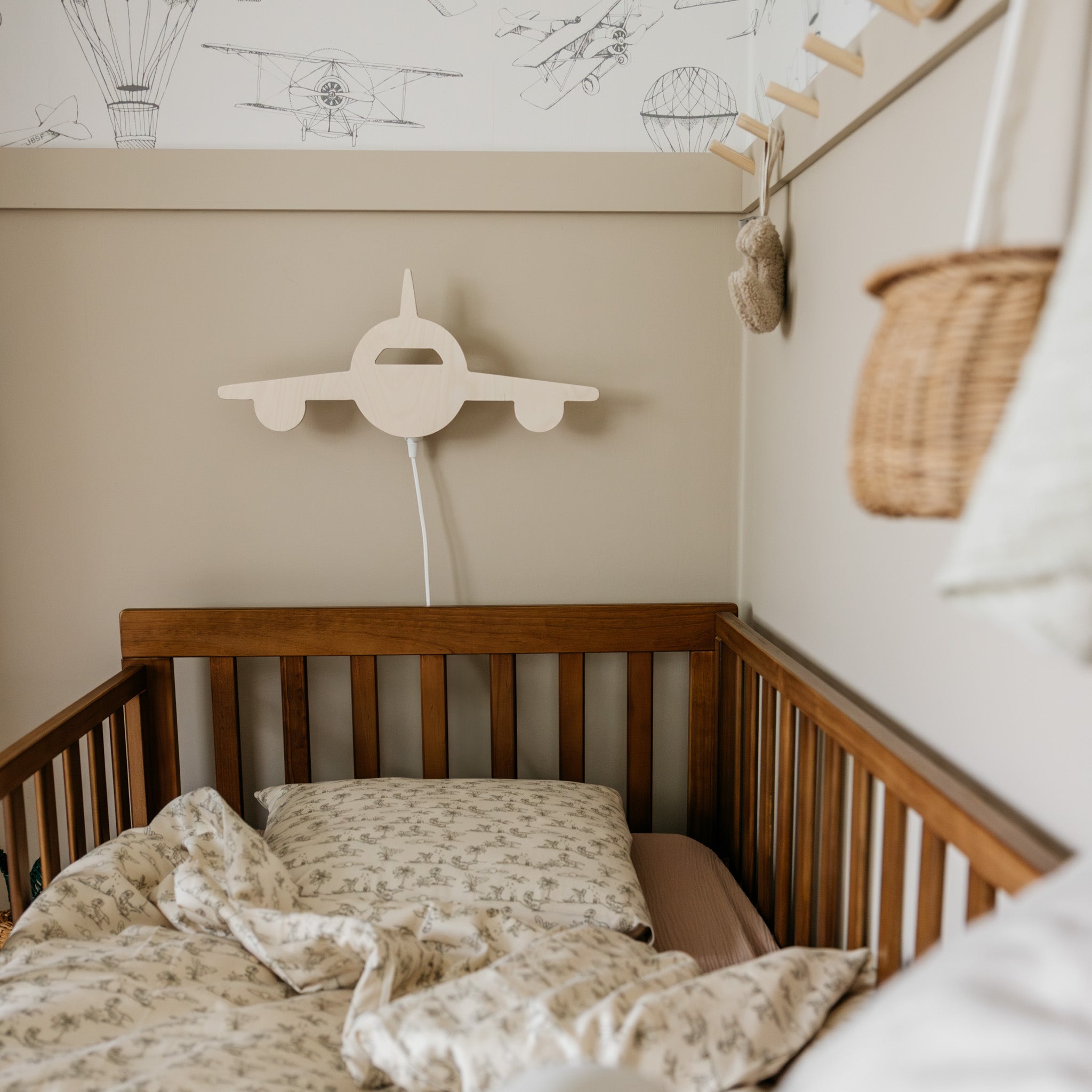 Hölzerne Wandleuchte Kinderzimmer | Flugzeug - natur Wandleuchte toddie.de