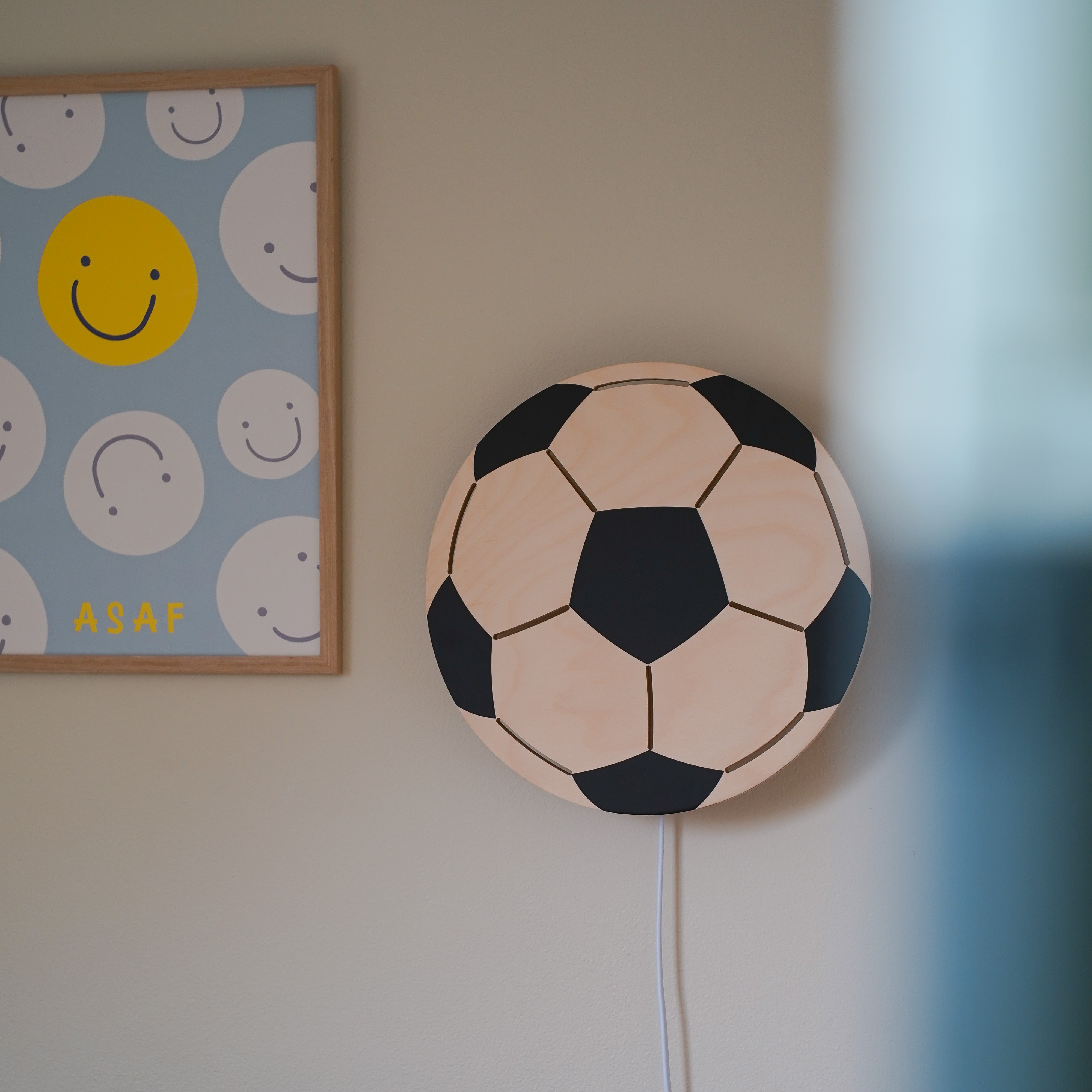 Hölzerne Wandleuchte Kinderzimmer | Fußball - natur/schwarz Wandleuchte toddie.de