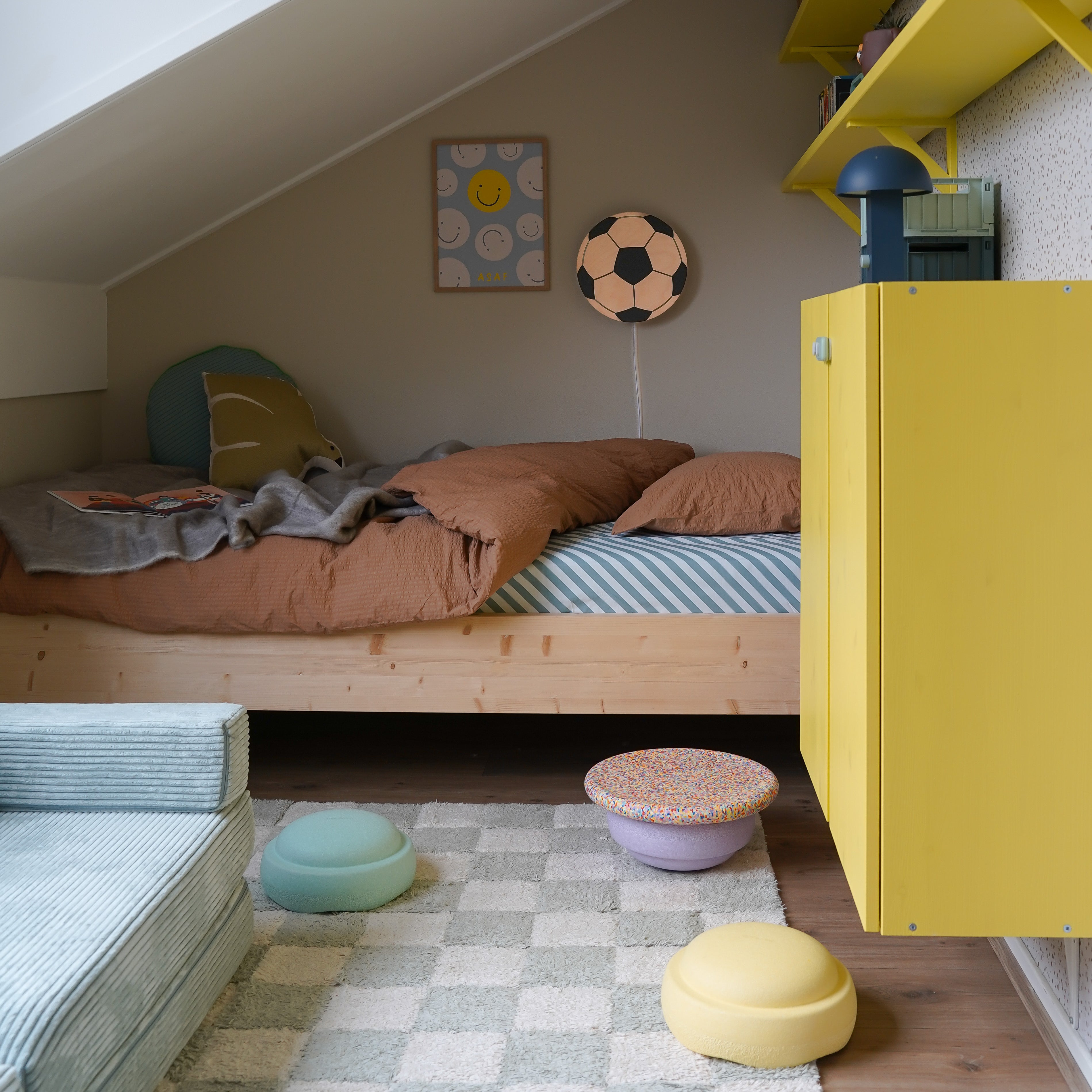 Hölzerne Wandleuchte Kinderzimmer | Fußball - natur/schwarz Wandleuchte toddie.de