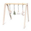 Holz Babygym | Massiver Holzspielbogen mit Waldtiere hängespielzeuge - natur Spielbogen + Hängespielzeuge toddie.de