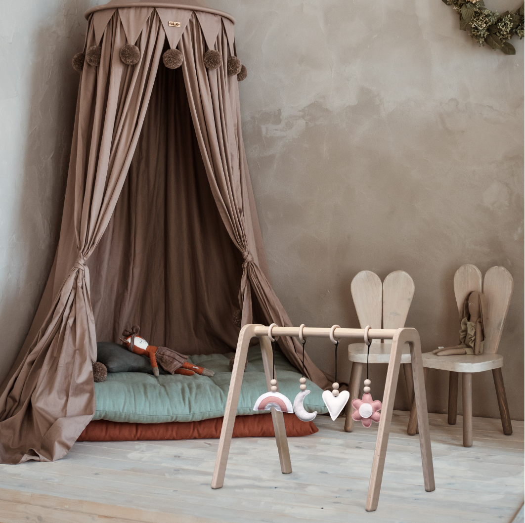 Holz Babygym | Massiver Holzspielbogen mit Blume und Regenbogen hängespielzeuge - natur Spielbogen + Hängespielzeuge toddie.de