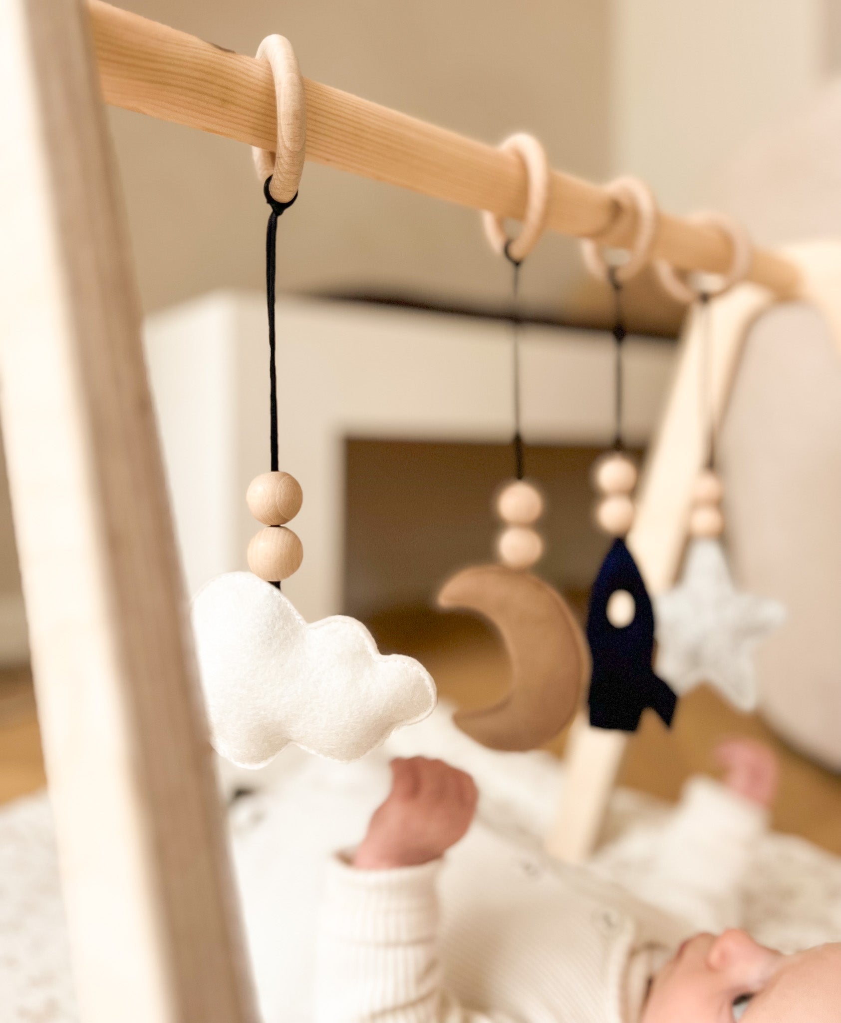 Holz Babygym | Massiver Holzspielbogen mit Raum hängespielzeuge - natur Spielbogen + Hängespielzeuge toddie.de   