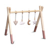 Holz Babygym | Massiver Holzspielbogen Tipi-Form mit Natur hängespielzeuge - terra rosa Spielbogen + Hängespielzeuge toddie.de