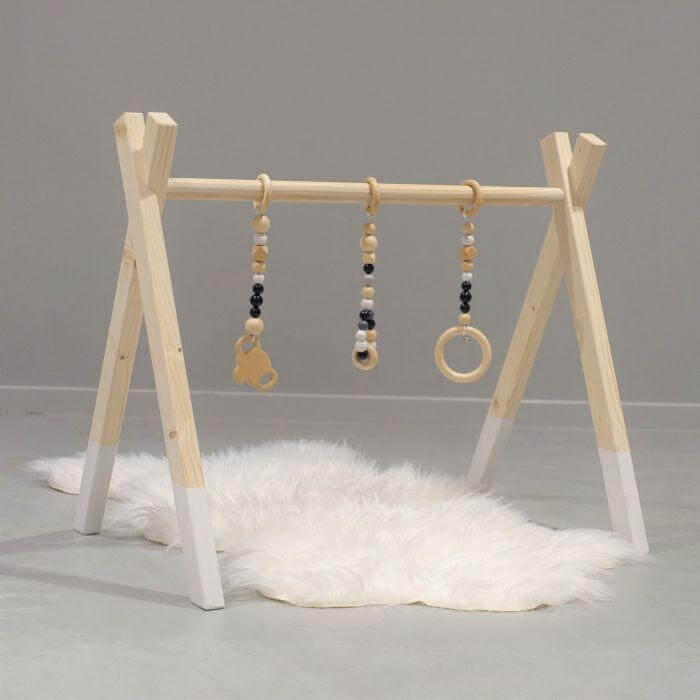 Holz Babygym | Massiver Holzspielbogen Tipi-Forme (ohne hängespielzeuge) - weiß Spielbogen toddie.de