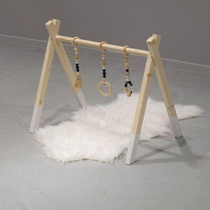 Holz Babygym | Massiver Holzspielbogen Tipi-Forme (ohne hängespielzeuge) - weiß Spielbogen toddie.de
