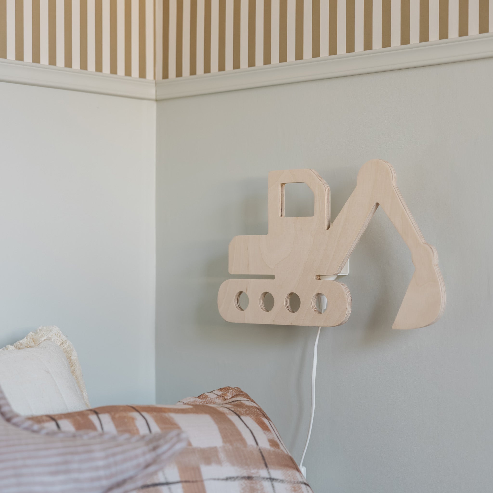 Hölzerne Wandleuchte Kinderzimmer | Bagger - natur Wandleuchte toddie.de