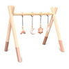 Holz Babygym | Massiver Holzspielbogen Tipi-Form mit Blume und Regenbogen hängespielzeuge - terra rosa Spielbogen + Hängespielzeuge toddie.de