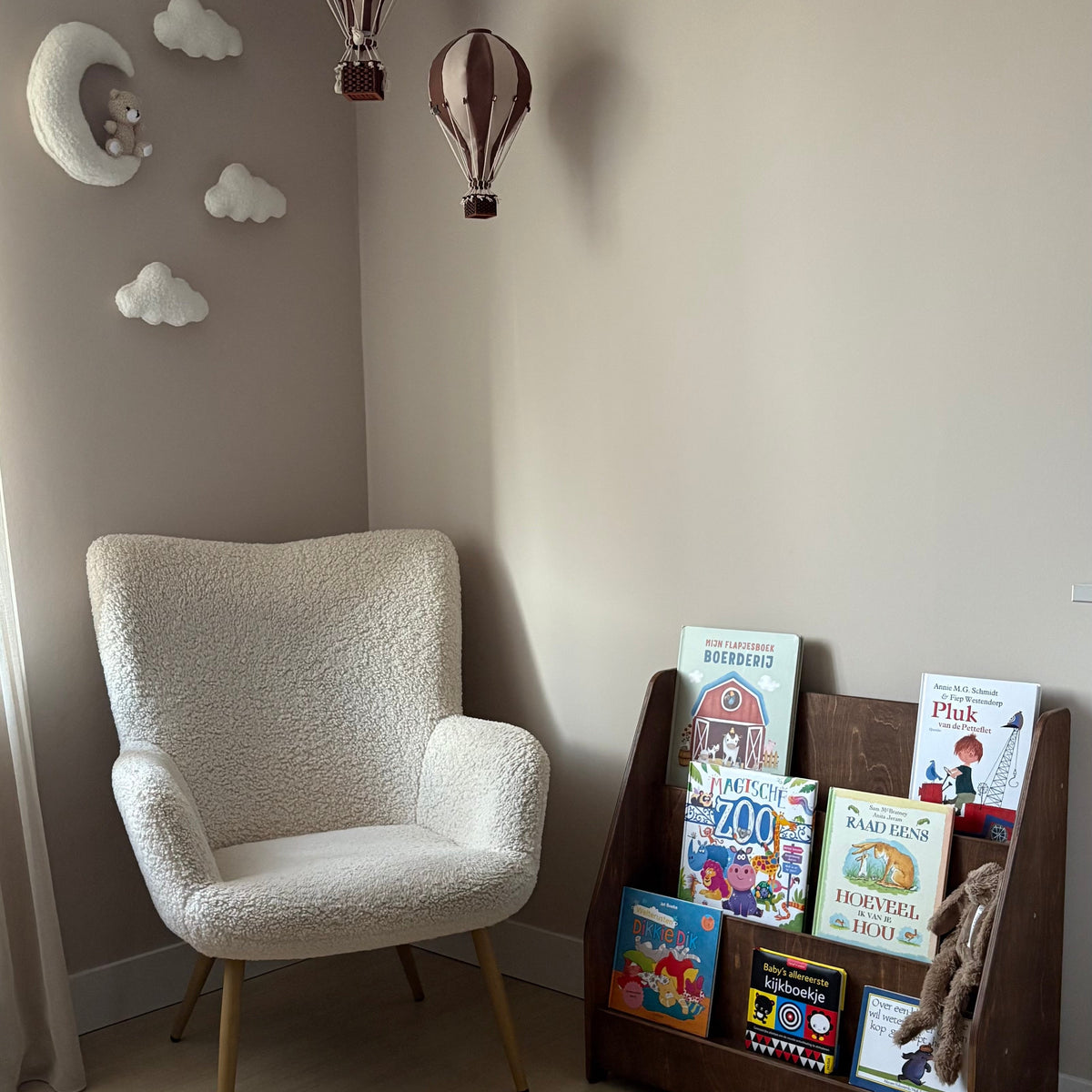 Moodie montessori boekenkast kinderkamer | 3 treden - wengé (walnut) - toddie.nl ®