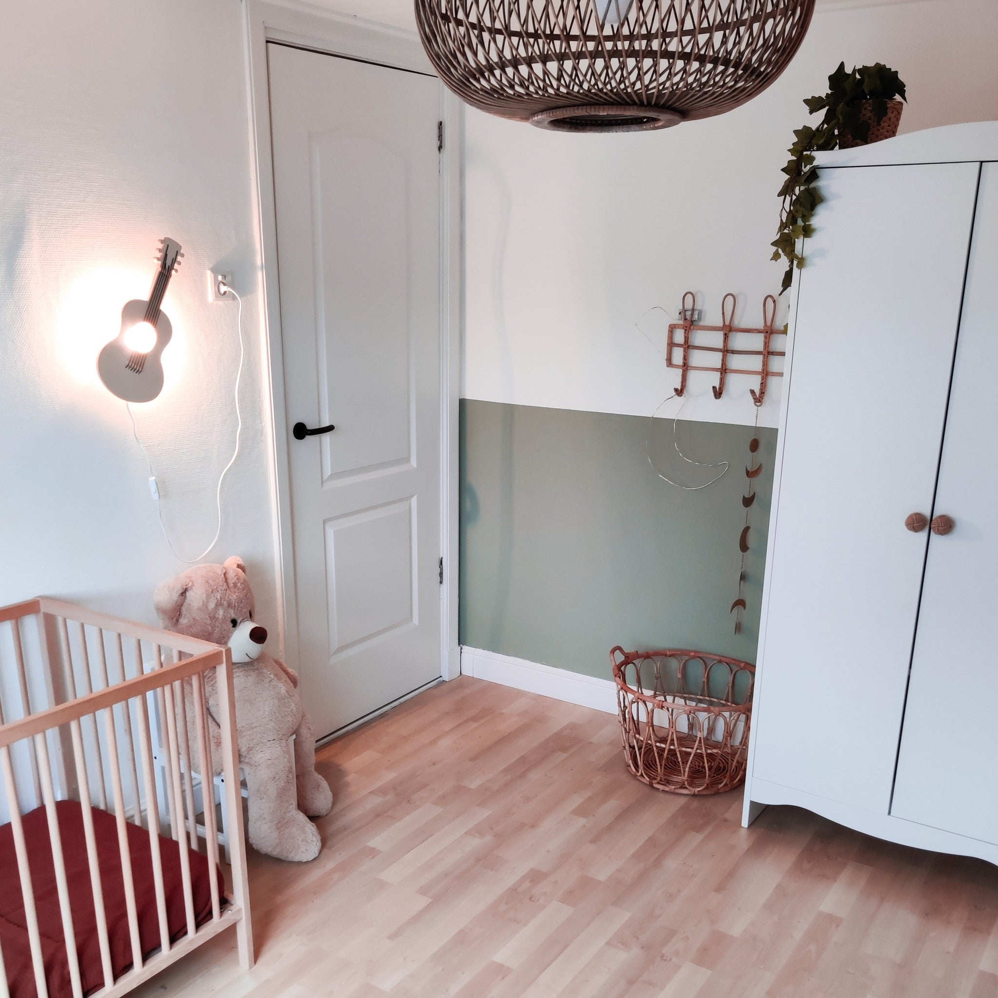 Hölzerne Wandleuchte Kinderzimmer | Gitarre - natur Wandleuchte toddie.de