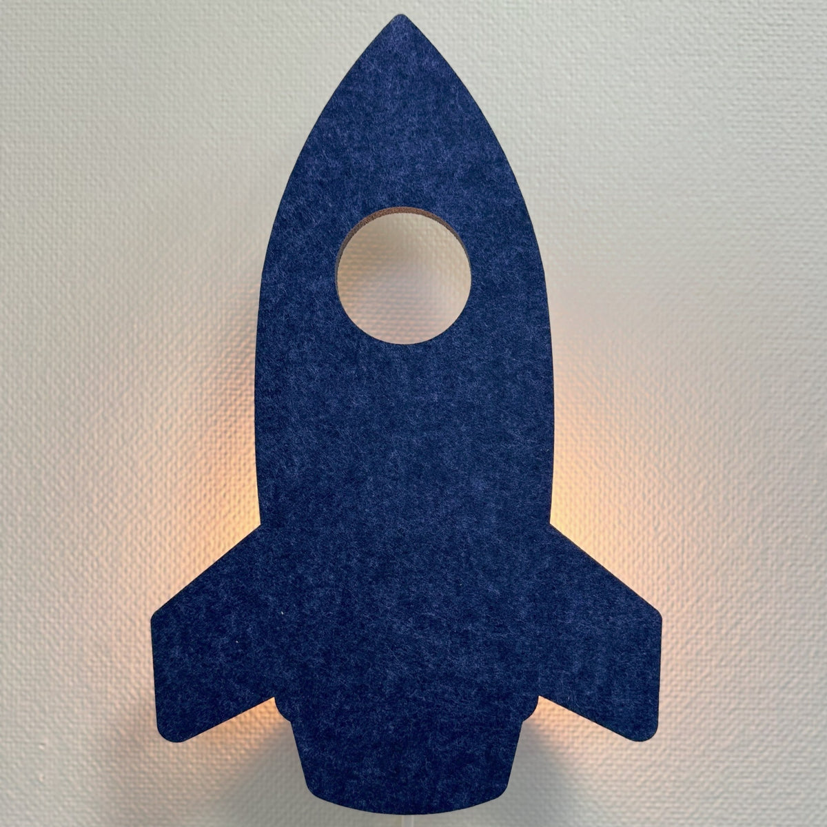 Filz-Wandlampe Rakete nachtblau – Lampe an
