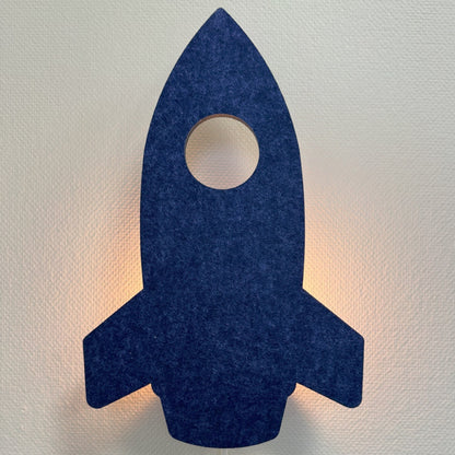 Filz-Wandlampe Rakete nachtblau – Lampe an