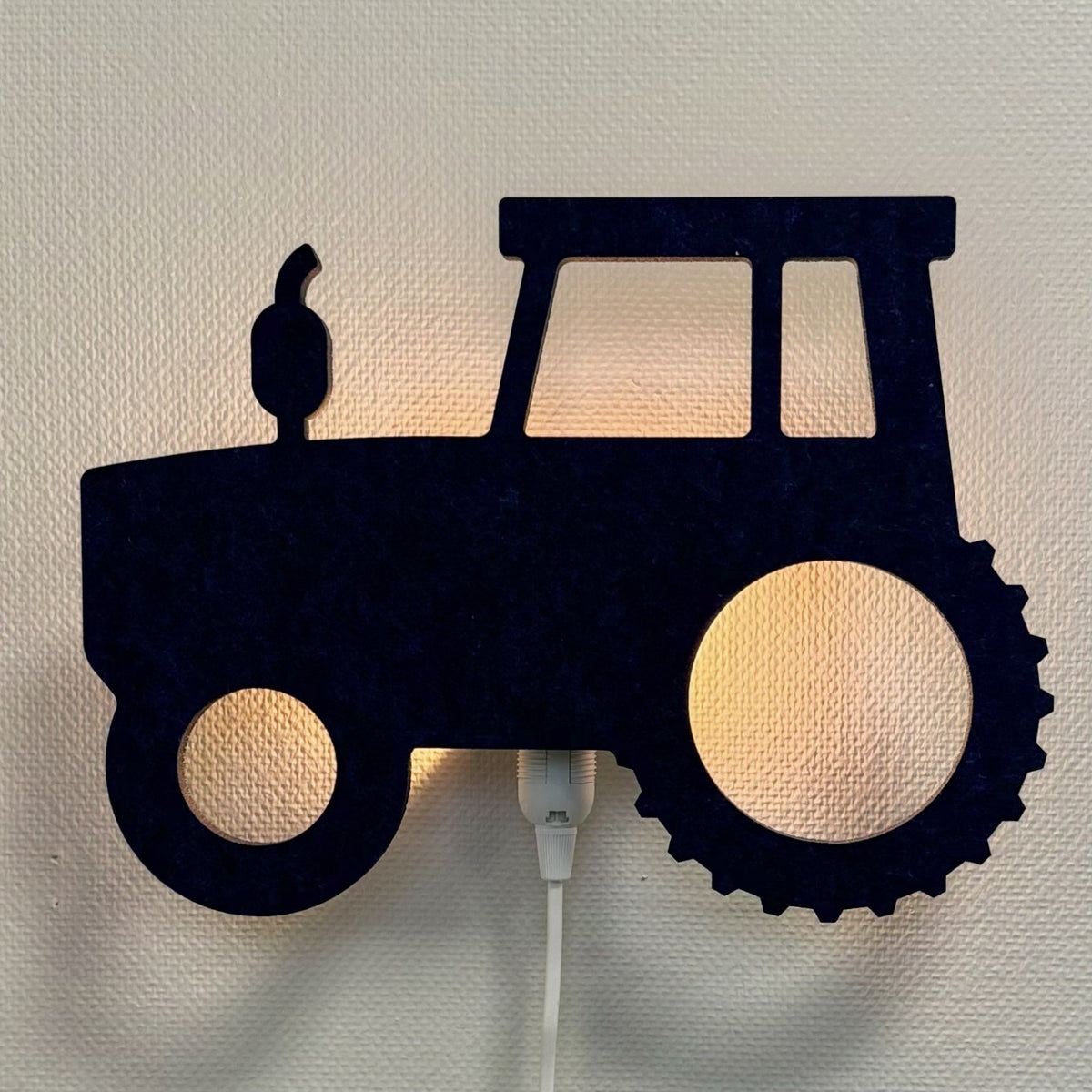 Filz-Wandlampe Traktor nachtblau – Lampe an