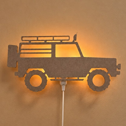 Filz-Wandlampe 4x4 Jeep sandbeige – Lampe an im Kinderzimmer