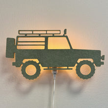 Filz-Wandlampe 4x4 Jeep salbeigrün – Lampe an
