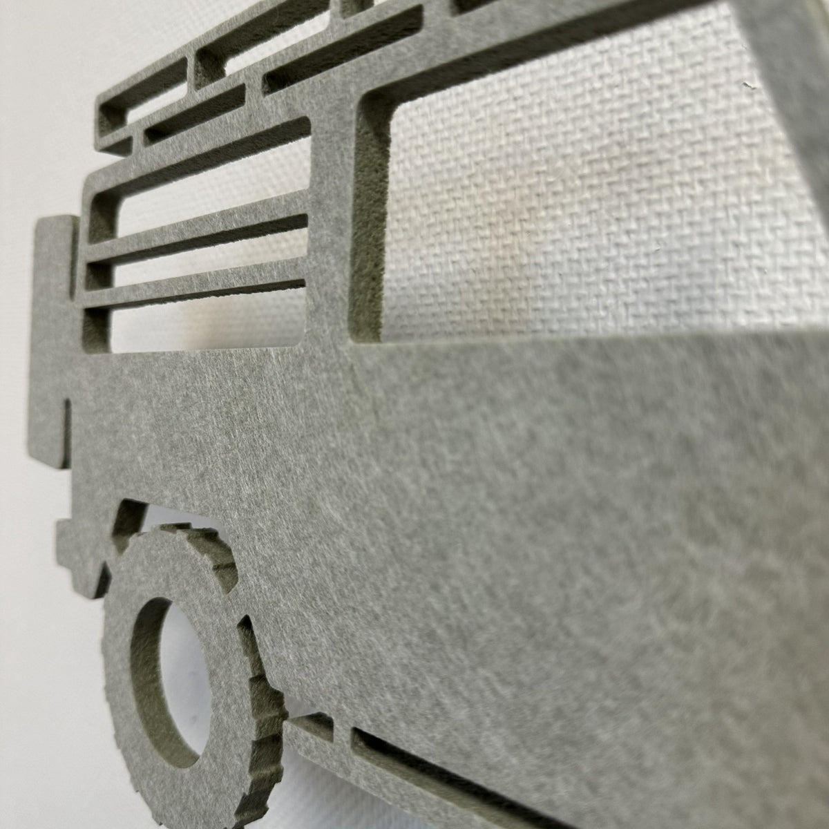 Filz-Wandlampe 4x4 Jeep salbeigrün – Nahaufnahme des PET-Filzes