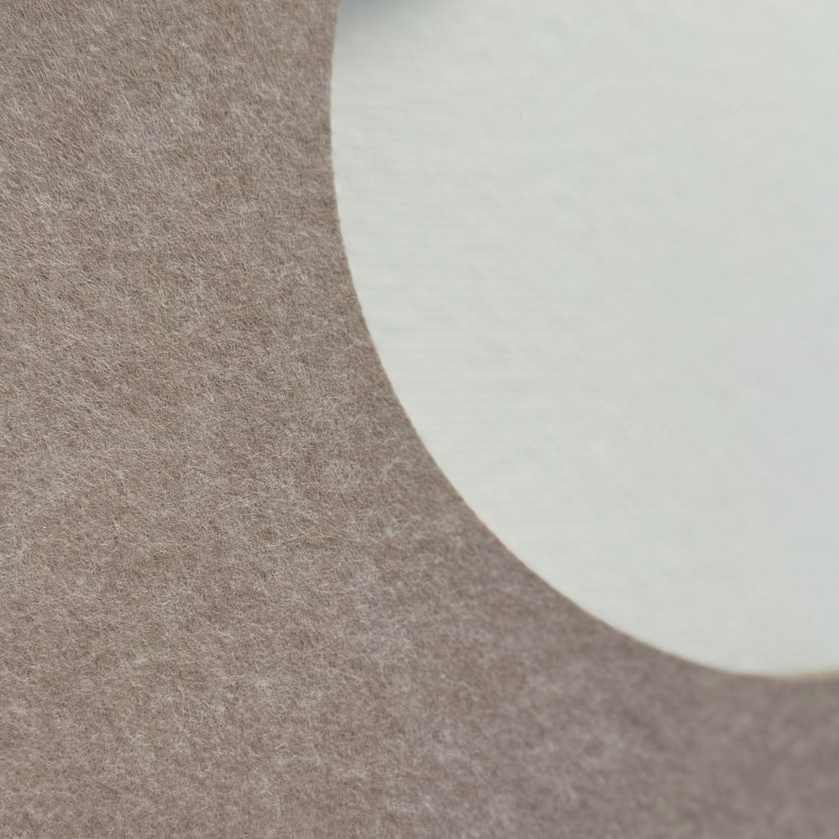 Filz-Wandlampe Mond sandbeige – Nahaufnahme des PET-Filzes