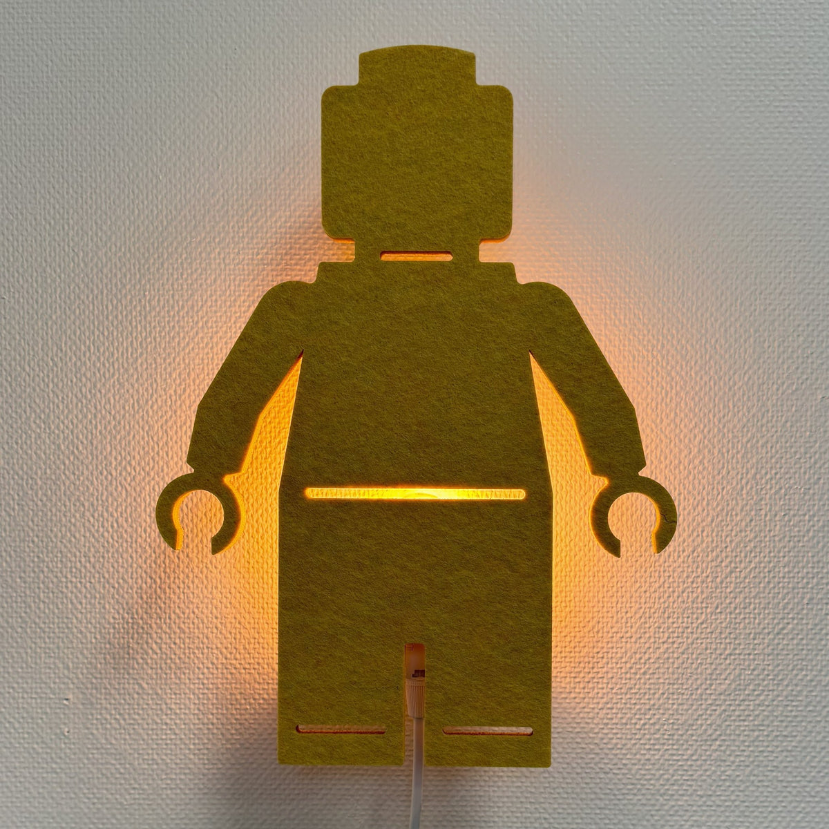 Filz-Wandlampe Spielfigur ockergelb – Lampe an