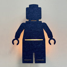 Filz-Wandlampe Spielfigur nachtblau – Lampe an