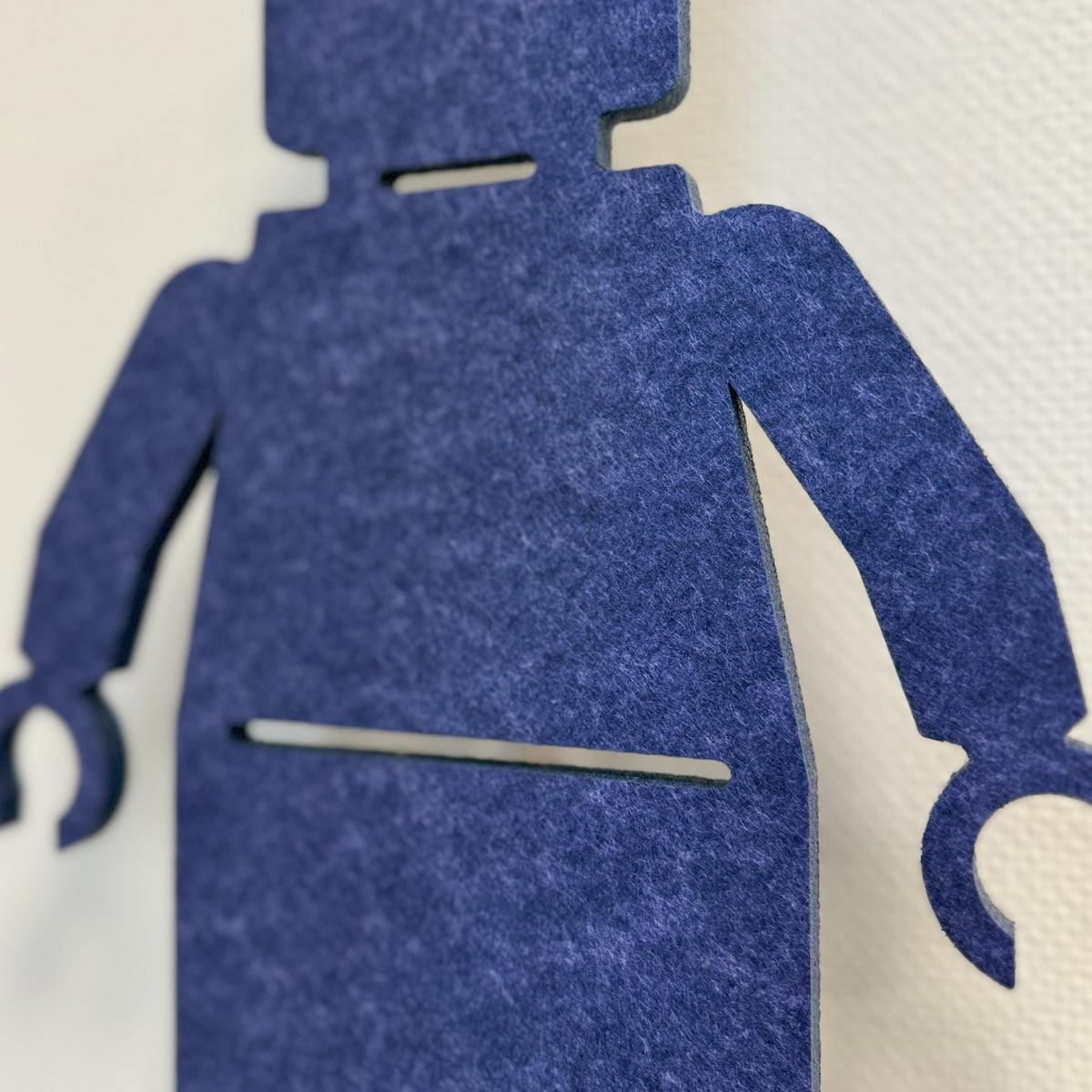 Filz-Wandlampe Spielfigur nachtblau – Nahaufnahme des PET-Filzes