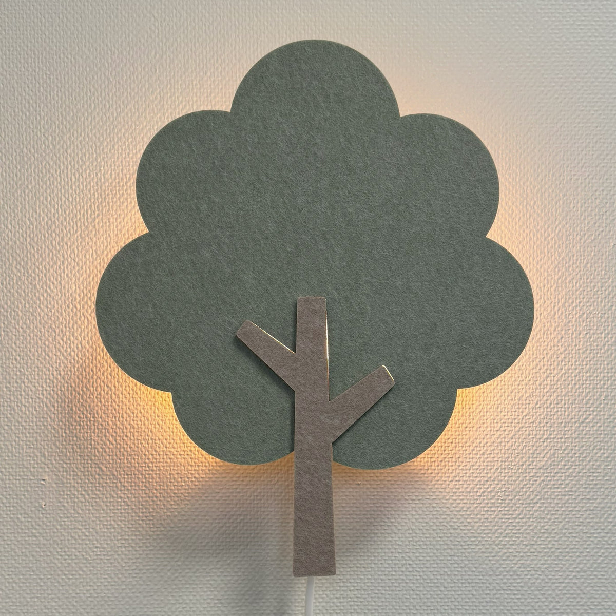 Filz-Wandlampe Baum salbeigrün – Lampe an
