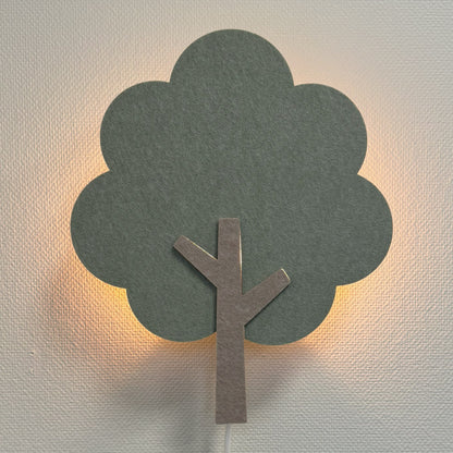 Filz-Wandlampe Baum salbeigrün – Lampe an