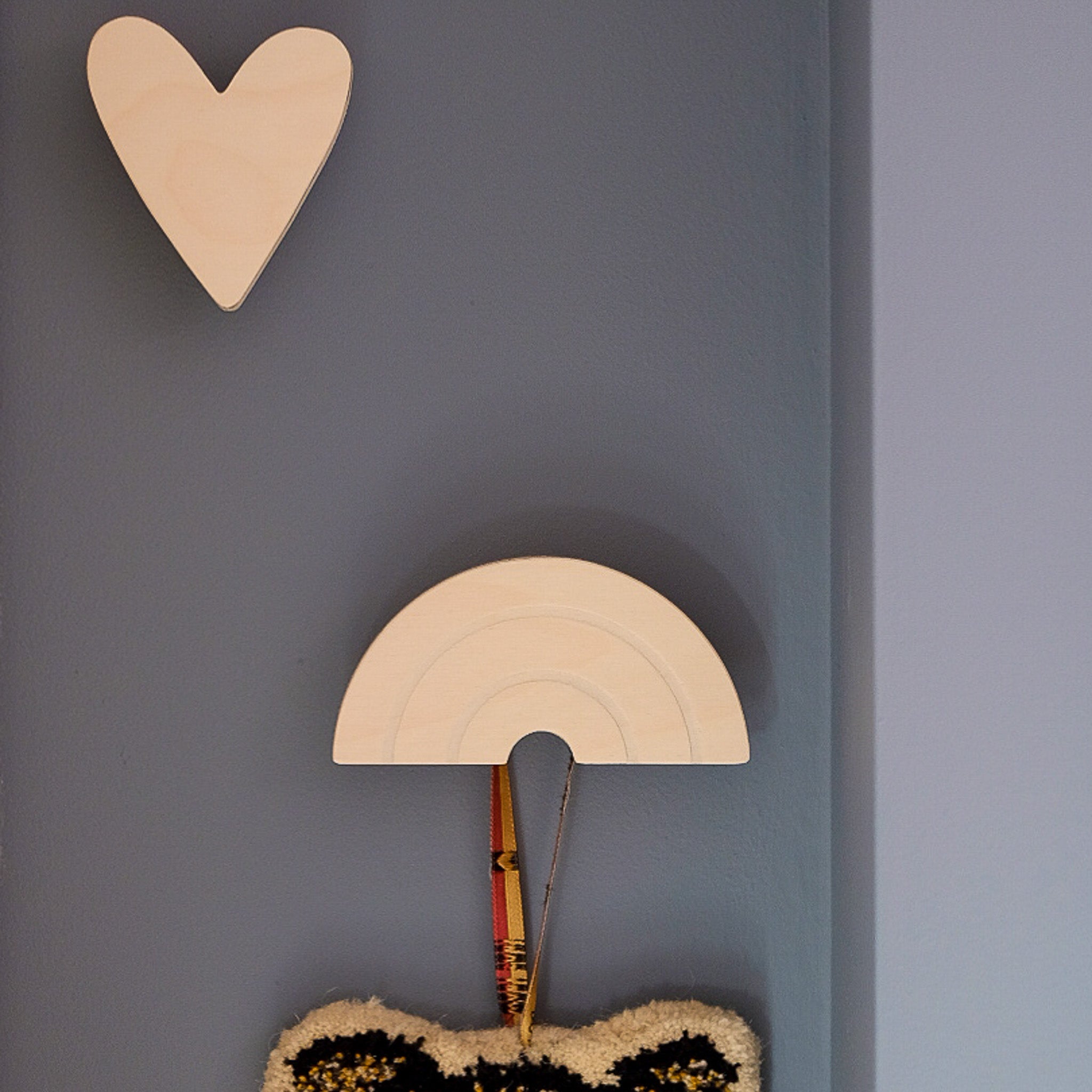 Hölzerne Wandhaken Kinderzimmer | Regenbogen und Herz - natur Wandhaken toddie.de