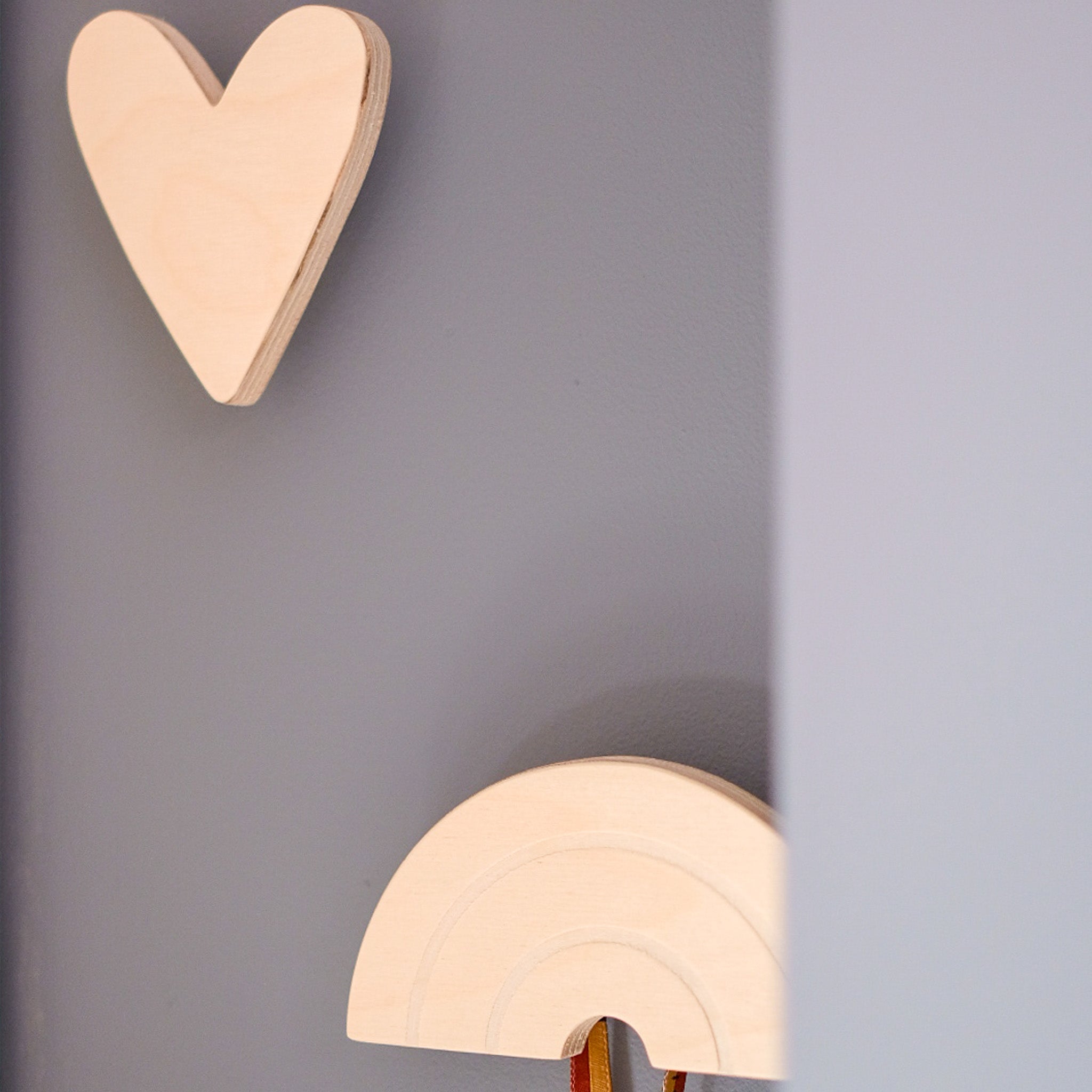 Hölzerne Wandhaken Kinderzimmer | Regenbogen und Herz - natur Wandhaken toddie.de