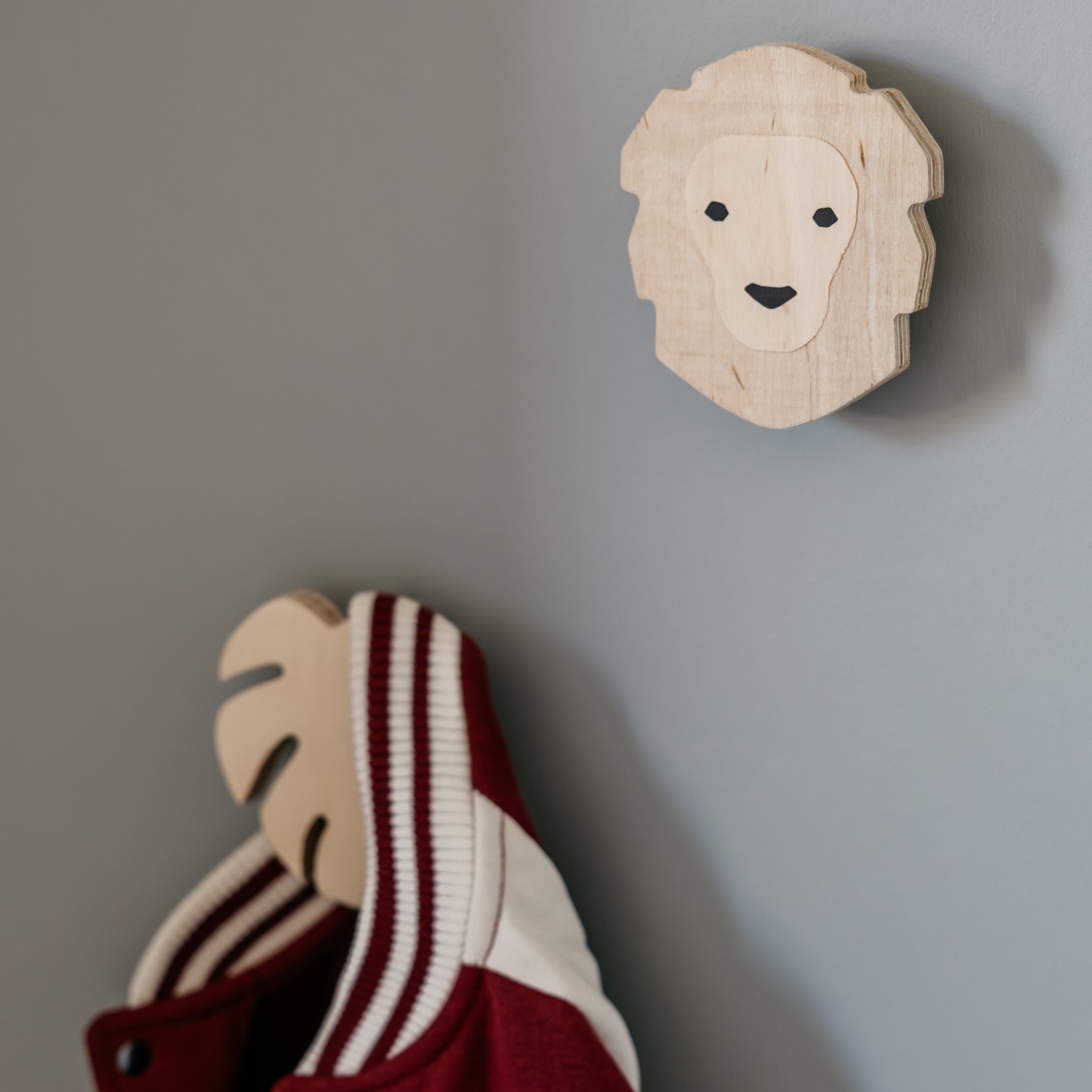 Hölzerne Wandhaken Kinderzimmer | Löwe und Monstera Blatt - natur Wandhaken toddie.de