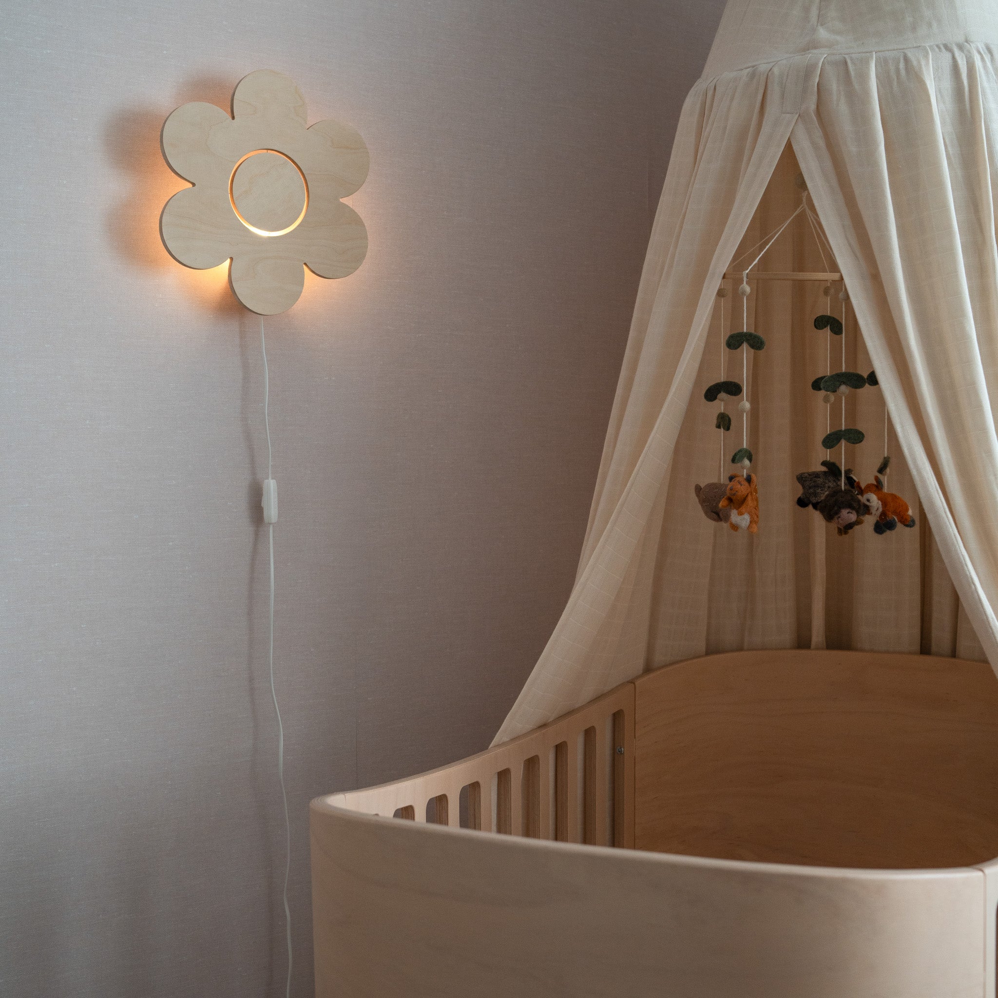 Hölzerne Wandlampe Kinderzimmer | Blume - natur Wandleuchte toddie.de