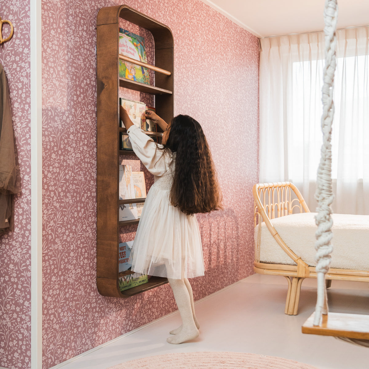 Novie montessori rond boekenrek kinderkamer | 4 planken - Wengé gebeitst - toddie.nl ®
