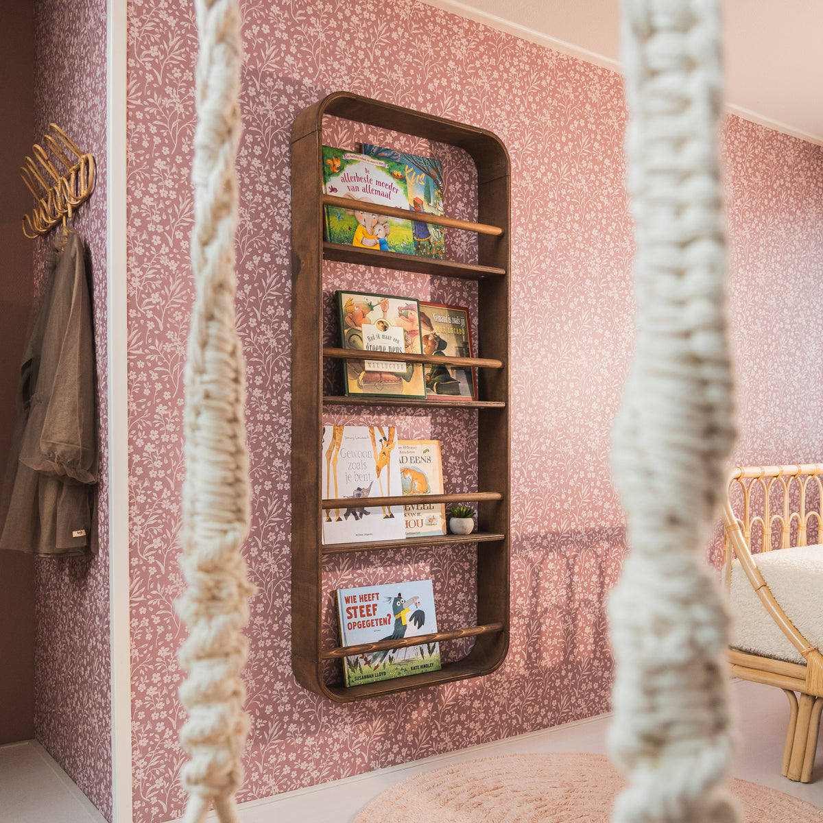 Novie montessori rond boekenrek kinderkamer | 4 planken - Wengé gebeitst - toddie.nl ®