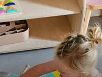 Moodie Montessori-Spielmöbel | Kinderaufbewahrungsmöbel mit 3 Regalböden – naturfarben