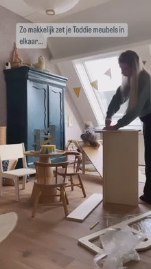 Moodie Montessori Holzschreibtisch für das Kinderzimmer (2–7 Jahre) | Mit Stuhl – naturfarben