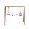 Holz Babygym | Massiver Holzspielbogen mit Blume und Regenbogen hängespielzeuge - natur Spielbogen + Hängespielzeuge toddie.de   