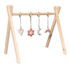 Holz Babygym | Massiver Holzspielbogen Tipi-Forme mit Blume und Regenbogen hängespielzeuge - natur Spielbogen + Hängespielzeuge toddie.de   